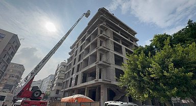 7 katlı binanın tepesinde intihara kalkışan kişi 2 saatlik çabayla ikna edildi