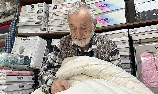 92 yaşındaki 'Yastıkçı Dede' mesleğini 3 kuşakla geleceğe taşıyor