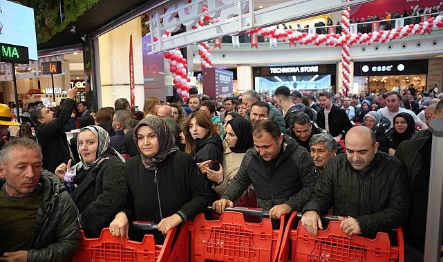 Açılışta indirim izdihamı: Kuyruk havadan görüntülendi