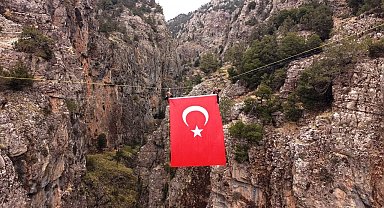 Acıpayam Kanyonunda dev Türk bayrağı dalgalandırıldı