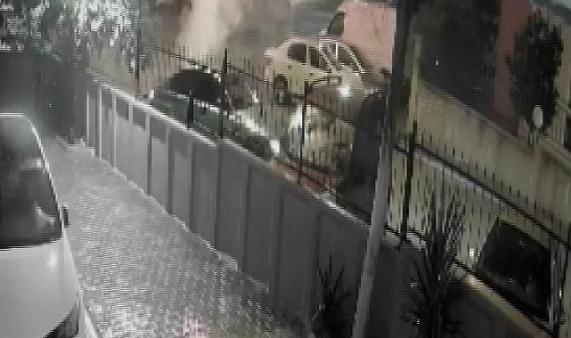 Adana'da havai fişekli tehlikeli eğlence: Ateş parçaları araç ve evlere sıçradı