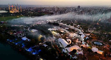 Adana'da kebap dumanı gökyüzünü kapladı, metrelerce kuyruk oluştu
