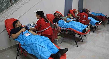 Adana'da öğretmen ve velilerden Kızılay'a kan bağışı desteği