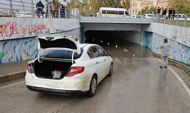 Adana'da sağanak çilesi: Otomobil suya gömüldü, vatandaşlar rögarları kendileri temizledi