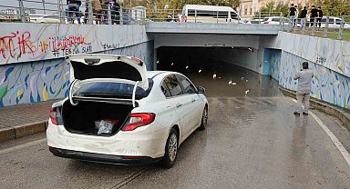 Adana'da sağanak çilesi: Otomobil suya gömüldü, vatandaşlar rögarları kendileri temizledi