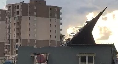 Adana'da sağanak ve fırtına: Çatılar uçtu, güneş enerjisi sistemi koptu