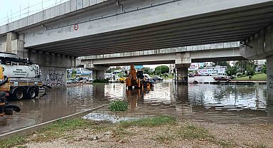 Adana'da sağanak yağış hayatı olumsuz etkiledi: Alt geçit su altında kaldı, ağaç yola devrildi