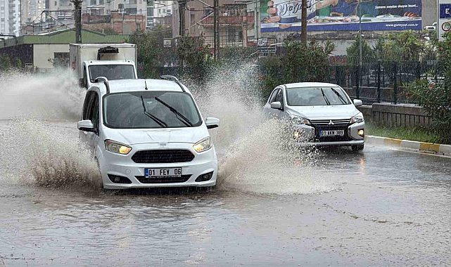 Adana'da yollar göle döndü