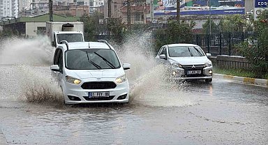 Adana'da yollar göle döndü