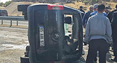 Adilcevaz'da kamyonet takla attı: 2 yaralı