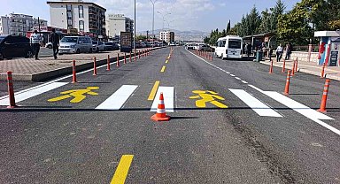 Adıyaman'da asfalt sonrası yol çizgileri trafik güvenliği için yenileniyor