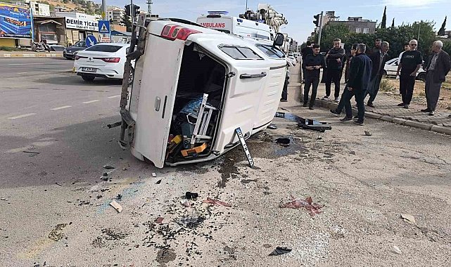 Adıyaman'da otomobil ile kamyonet çarpıştı: 3 yaralı