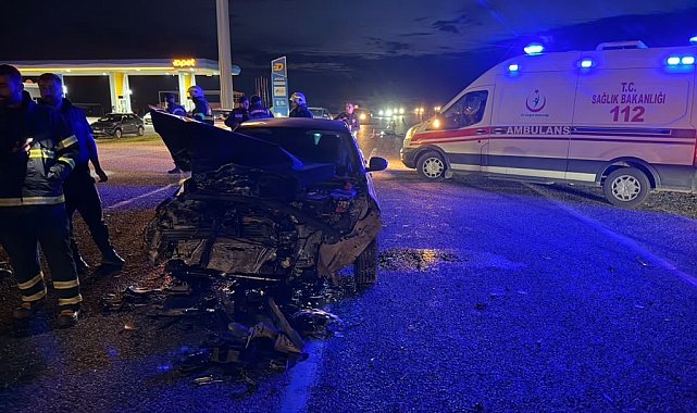 Adıyaman'da otomobil kamyonetle çarpıştı: 1'i ağır 4 yaralı