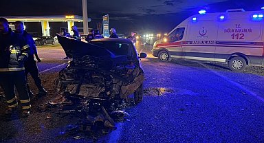 Adıyaman'da otomobil kamyonetle çarpıştı: 1'i ağır 4 yaralı