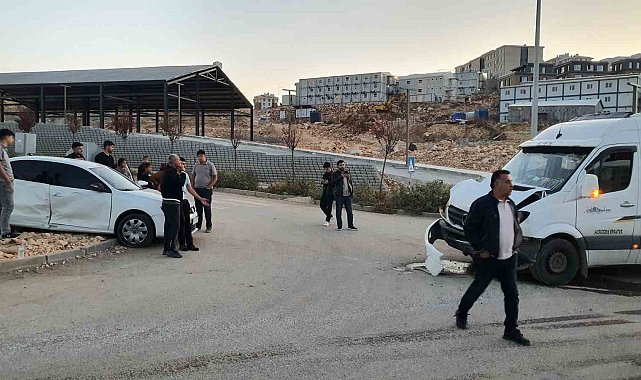 Adıyaman'da otomobil minibüsle çarpıştı: 4 yaralı