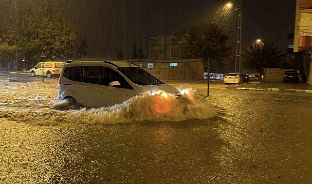 Adıyaman'da şiddetli yağış hayatı felç etti: Birçok araç mahsur kaldı