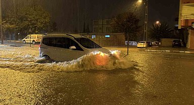 Adıyaman'da şiddetli yağış hayatı felç etti: Birçok araç mahsur kaldı
