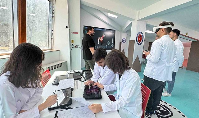 ADÜ'de öğrenciler üç boyutlu inceliyor