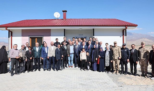 AFAD konutlarının anahtarları hak sahibi ailelere teslim edildi