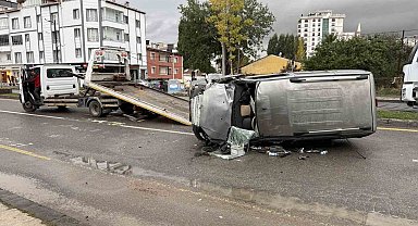 Ağaca çarpan araç yan yattı: 4 yaralı