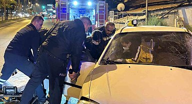 Ağaca çarpan otomobilde sıkışan sürücüyü itfaiye ekipleri kurtardı: 1 yaralı