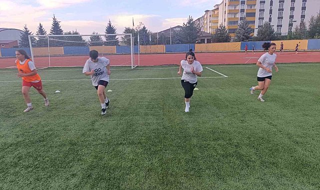Ağrı Kadın Futbol Takımı, Vali Bozkurt'un desteğiyle 1. Lig hedefliyor