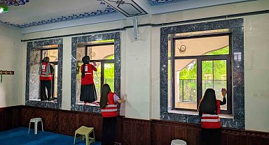 Ağrı'da Kızılay gönüllüleri Merkez Camii'ni temizledi