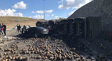 Ağrı'da tır ve otomobilin çarpıştı feci kazada 4 kişi öldü