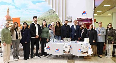 AİÇÜ'de öğrencilerden Ağrı'nın geleneksel lezzeti omaç helvası ikramı