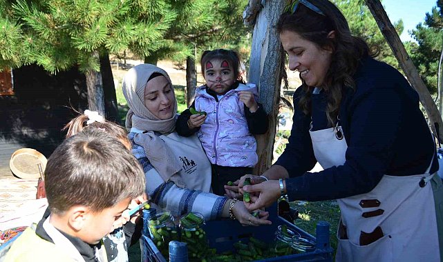 Aileler ve çocuklar, kışlık yiyeceklerini birlikte hazırladı