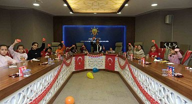 AK Parti Osmangazi'den 29 Ekim'e anlamlı etkinlik: Minik ellerden şehit ailelerine bayrak hediyesi