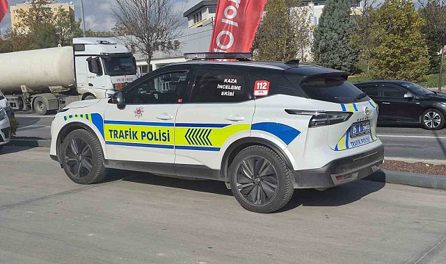 Akaryakıt istasyonu içerisinde otomobilin çarptığı kadın yaralandı