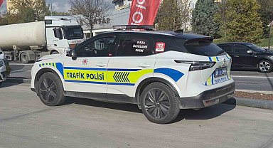 Akaryakıt istasyonu içerisinde otomobilin çarptığı kadın yaralandı