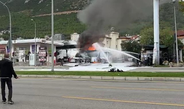 Akaryakıt istasyonunda yakıt boşaltan tanker patladı: Yangını söndürme çalışmaları sürüyor