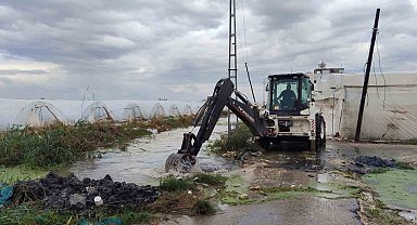 Akdeniz Belediyesi ekipleri sağanak yağışa karşı 10 noktada müdahale etti