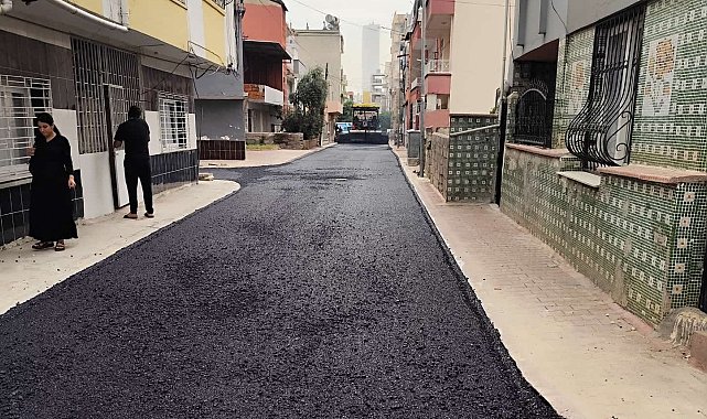 Akdeniz'de sokaklar sıcak asfaltla yenileniyor