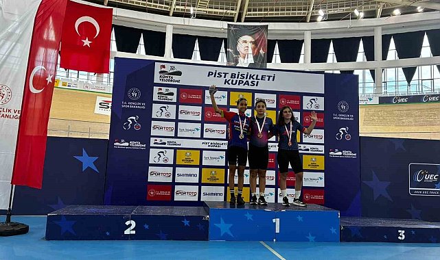Akhisarlı genç bisikletçiler Konya'dan madalyalarla döndü