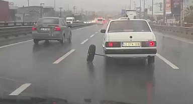 Aks demiri kırılan otomobilin tekerleği yerinden çıktı
