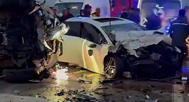 Aksaray'da iki otomobil çarpıştı: 2 ağır yaralı