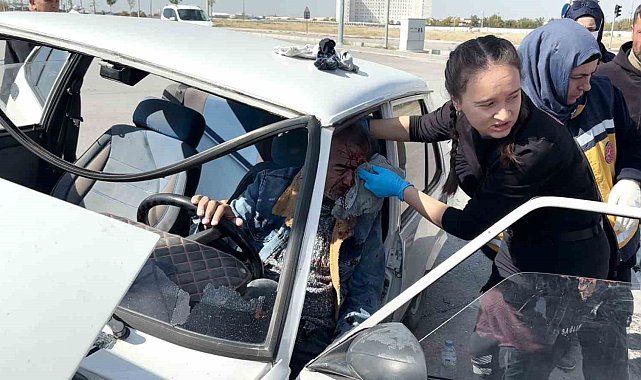 Aksaray'da iki otomobil çarpıştı: 2 yaralı