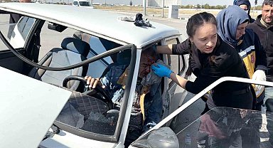 Aksaray'da iki otomobil çarpıştı: 2 yaralı