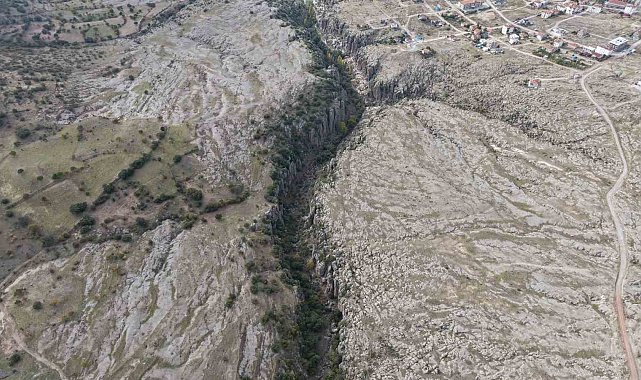 Aksaray'ın Manastır Vadisi kayadan oyma evleri ve doğal güzellikleriyle ilgi çekiyor