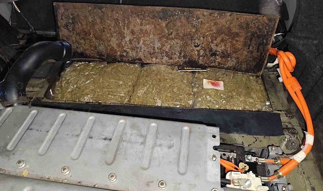 Akünün altına gizlenen 4 kilo 560 gram esrar ele geçirildi