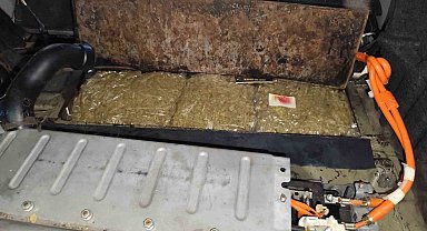 Akünün altına gizlenen 4 kilo 560 gram esrar ele geçirildi