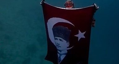 Akyaka'da Cumhuriyet Bayramı'nı su altında kutladılar