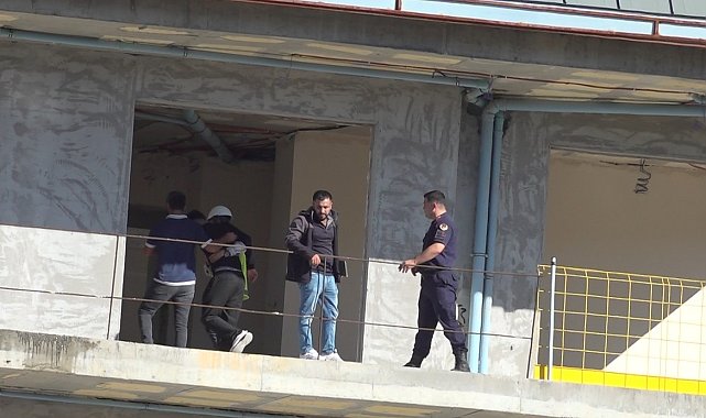 Alanya'da inşaatın balkonuna çıkan işçiyi arkadaşı ikna etti