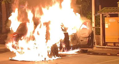 Alanya'da istasyonda şarj olan elektrikli araç yandı