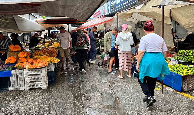 Alanya'da sağanak pazar yerini göle çevirdi