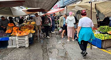 Alanya'da sağanak pazar yerini göle çevirdi
