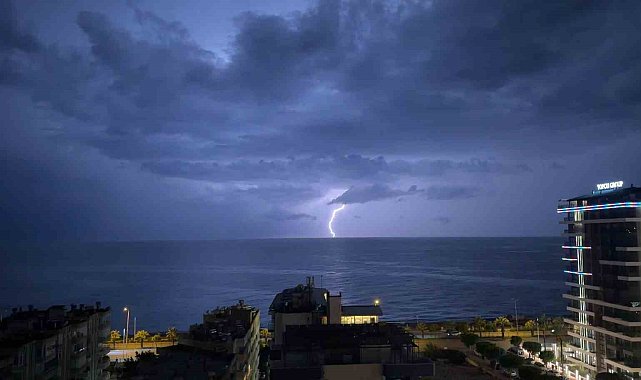 Alanya'da şimşekler geceyi gündüze çevirdi